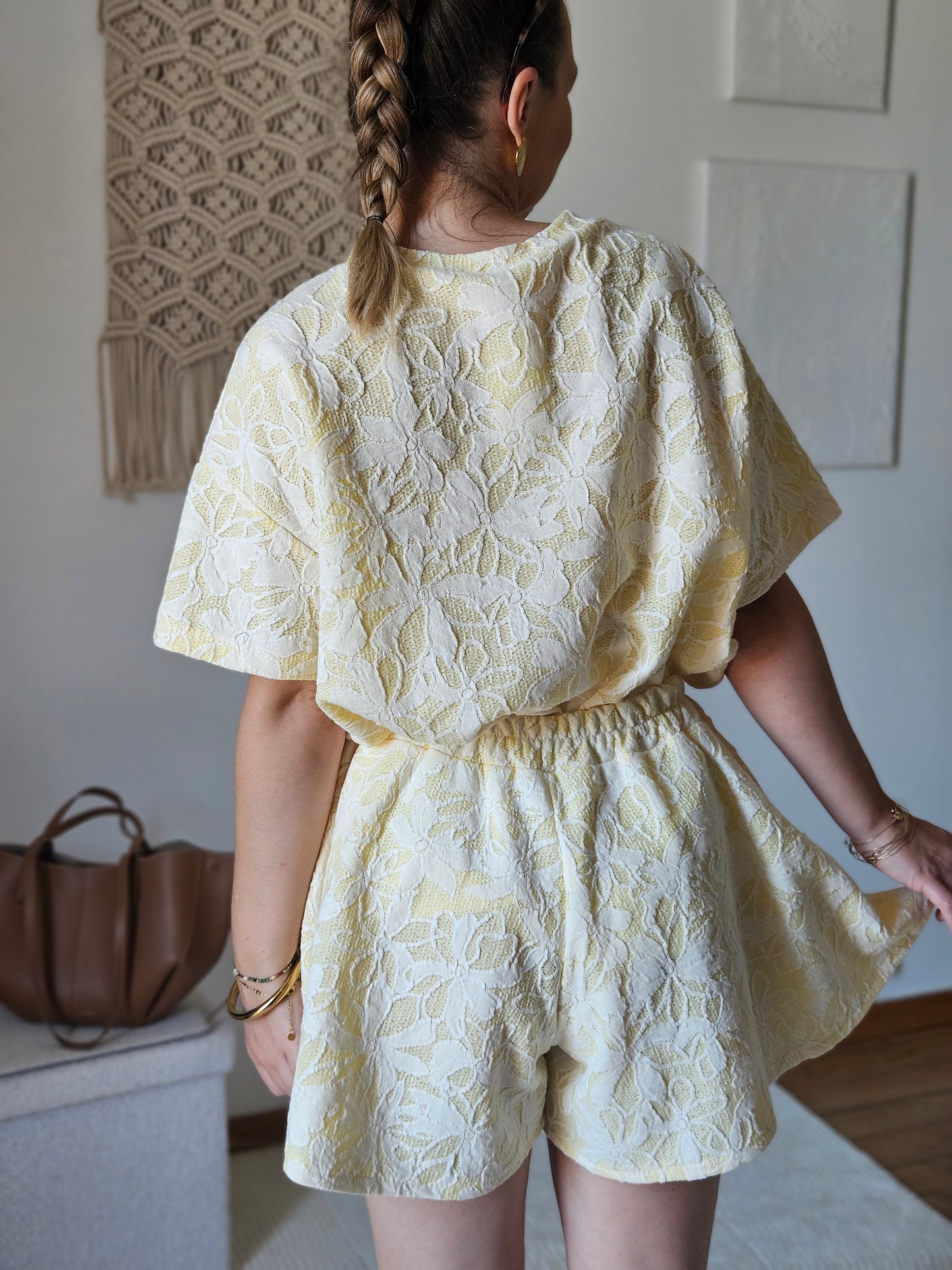 Ensemble jaune à imprimé texturé fleuri
