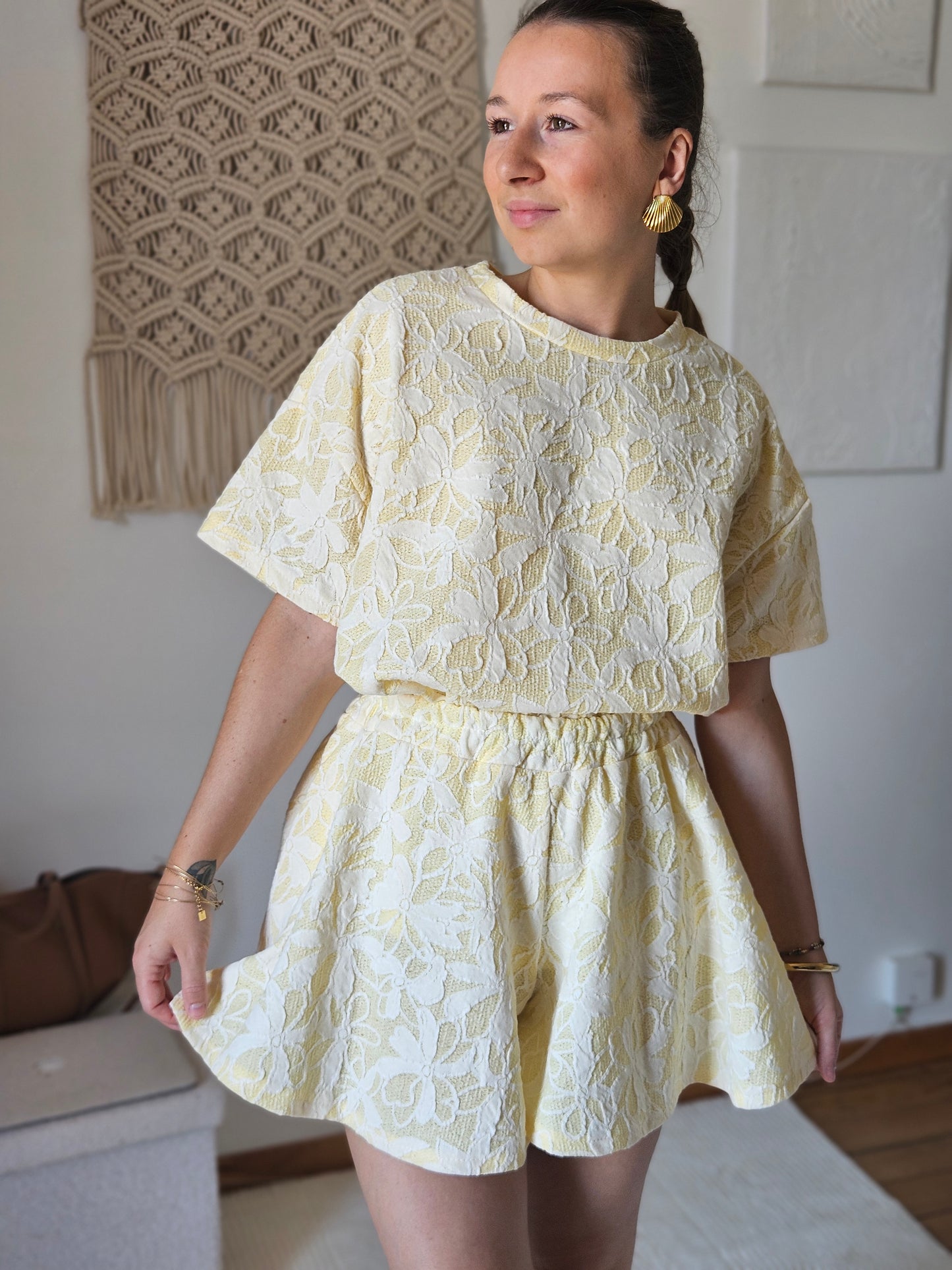 Ensemble jaune à imprimé texturé fleuri